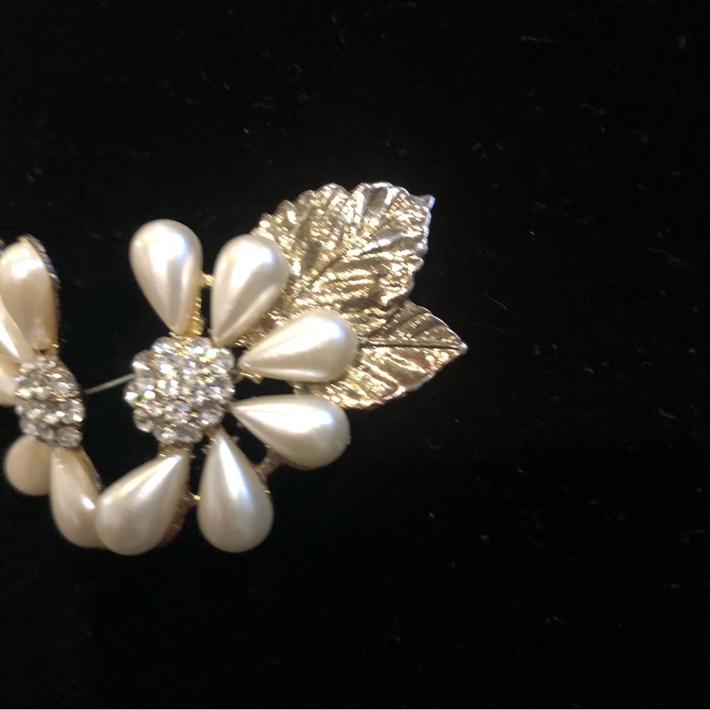 Faux Pearl/gold Vintaged earrings Floral leaves artistic 80s fashion jewellery. - Picture 2 of 9